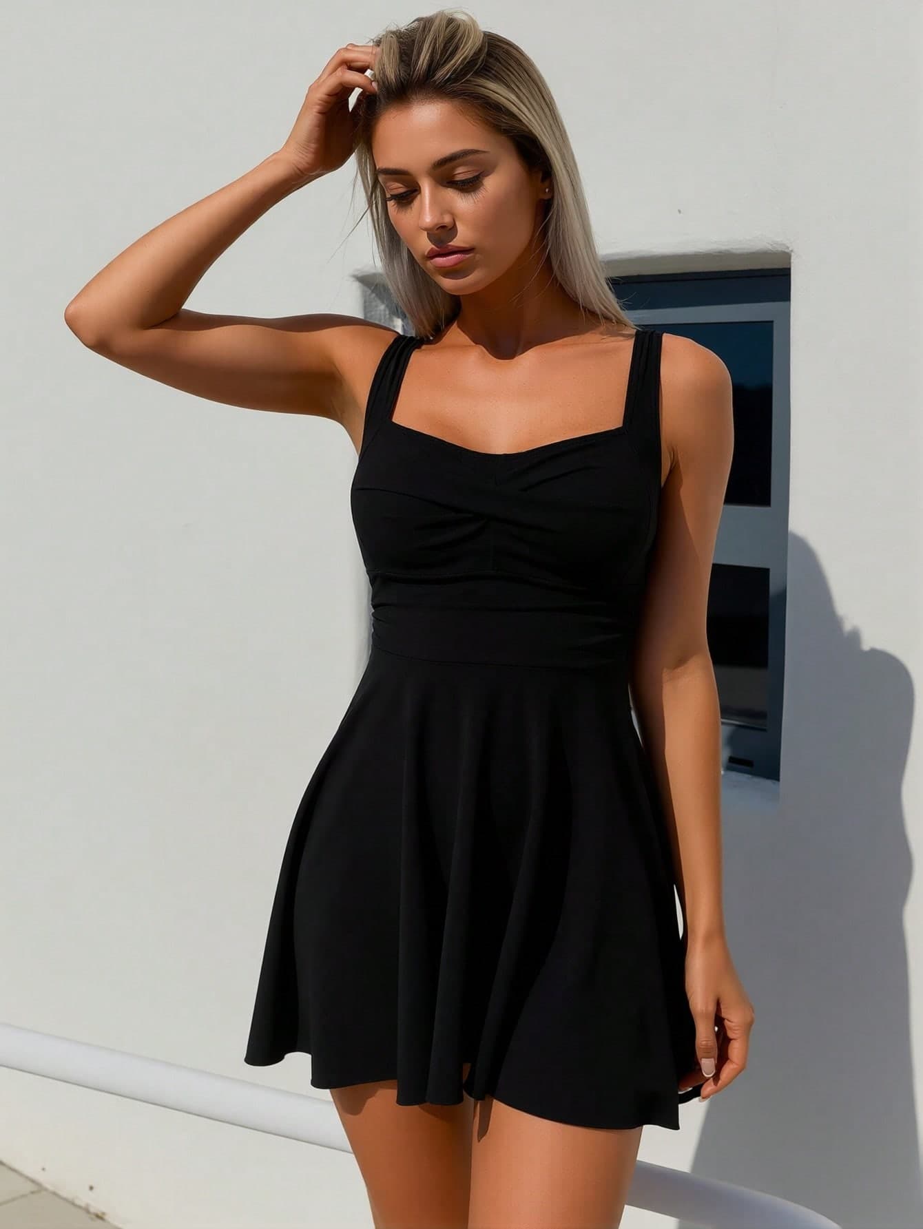 Robe de bain noire 2026, col carré, jupe froncée, short intégré, amincissante