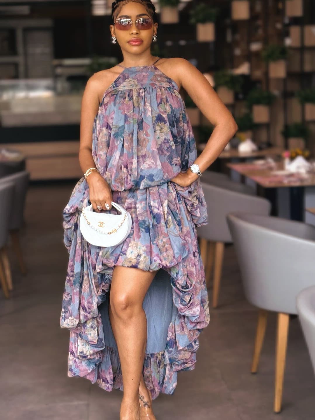 Robe fleurie col halter asymétrique à volants