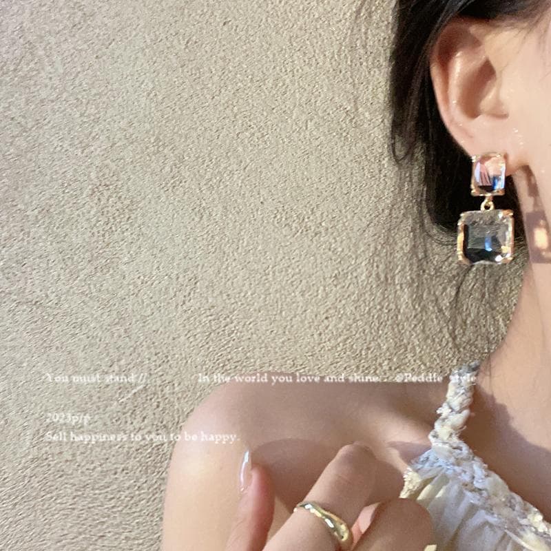 Boucles d'oreilles géométriques cristal givré, allure minimaliste femme