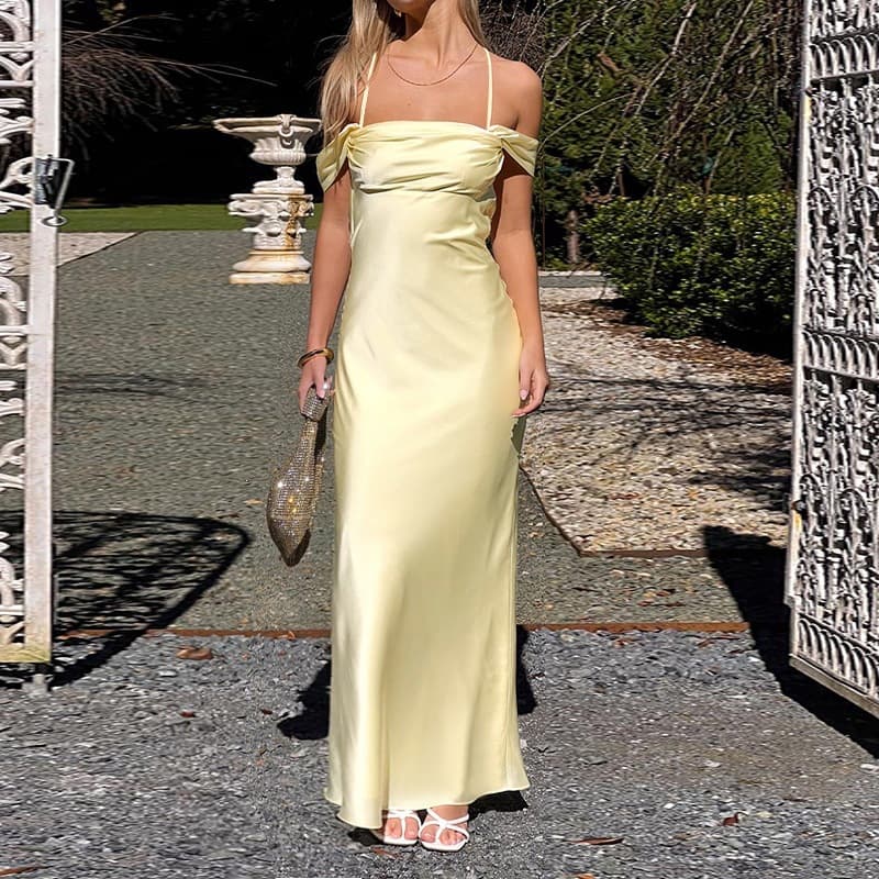 Robe de soirée en satin bustier effacé