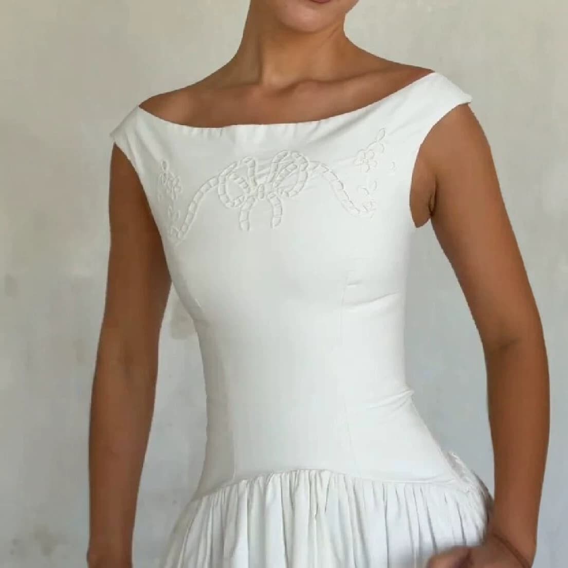 Robe en A bustier brodée, taille marquée