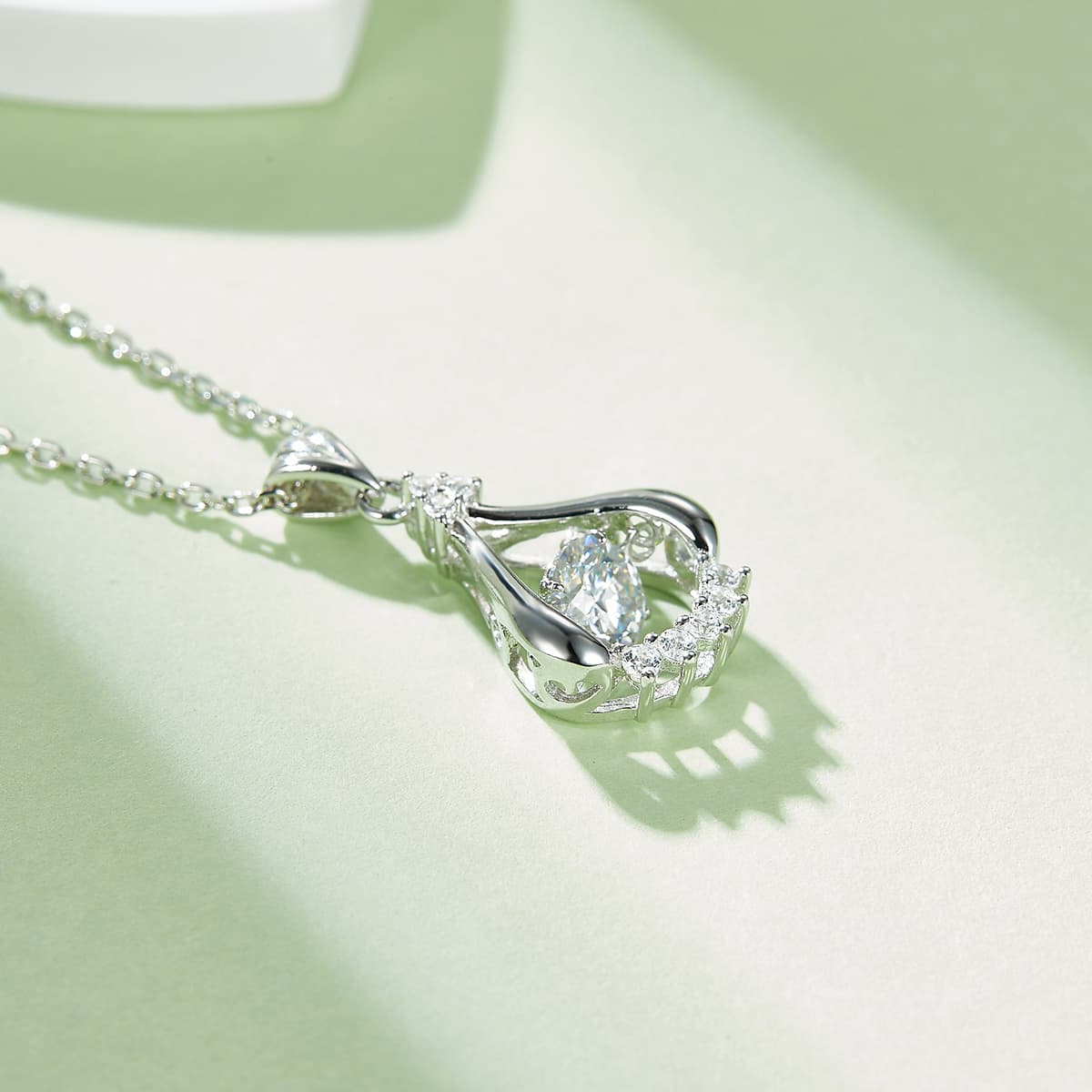 Collier Larme Ajourée Moissanite 0,5ct D VVS1 Argent 925 Plaqué Platine Coffret