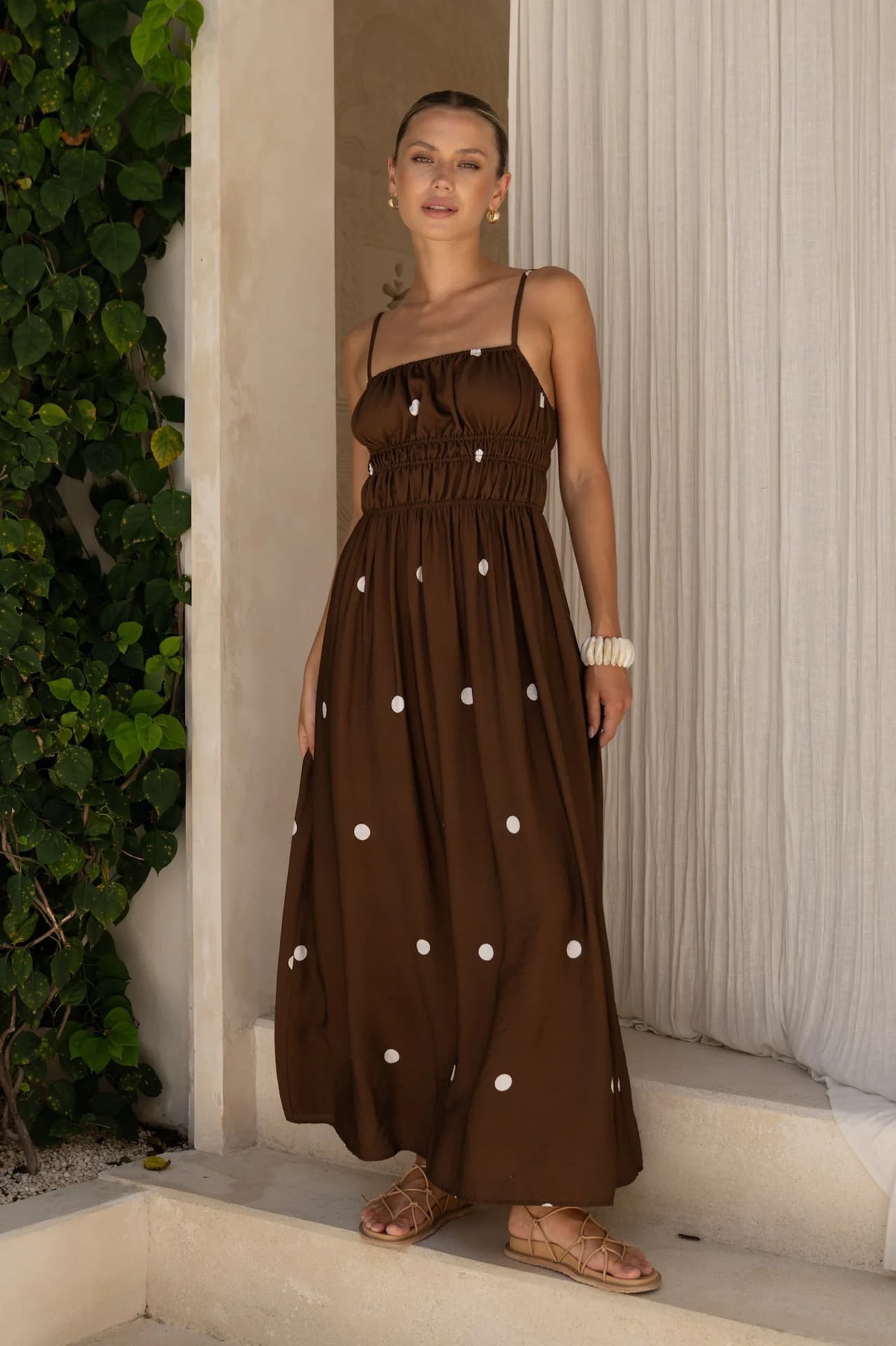 Robe longue vaporeuse à pois blancs, bretelles fines et buste froncé