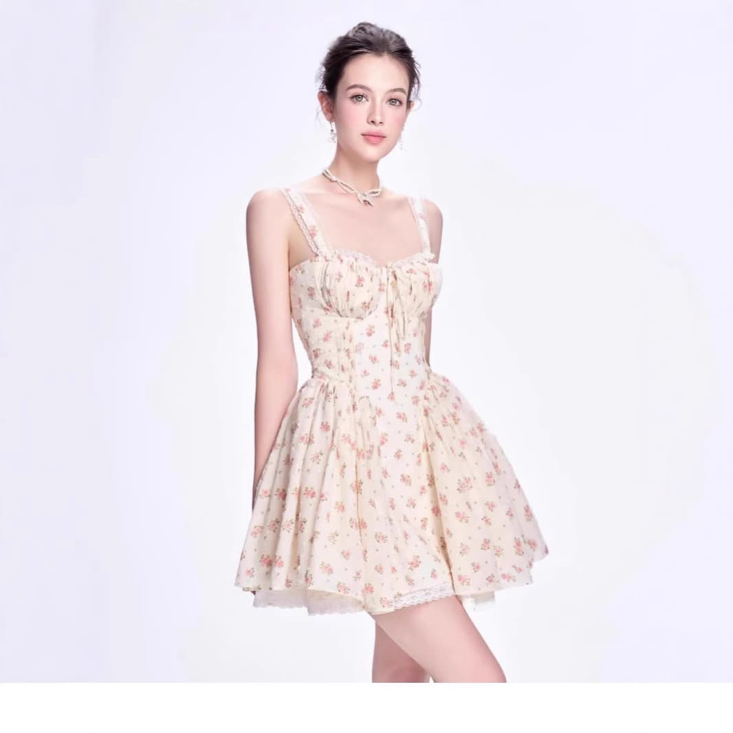 Robe fleurie gainante, plissée et bordée de dentelle