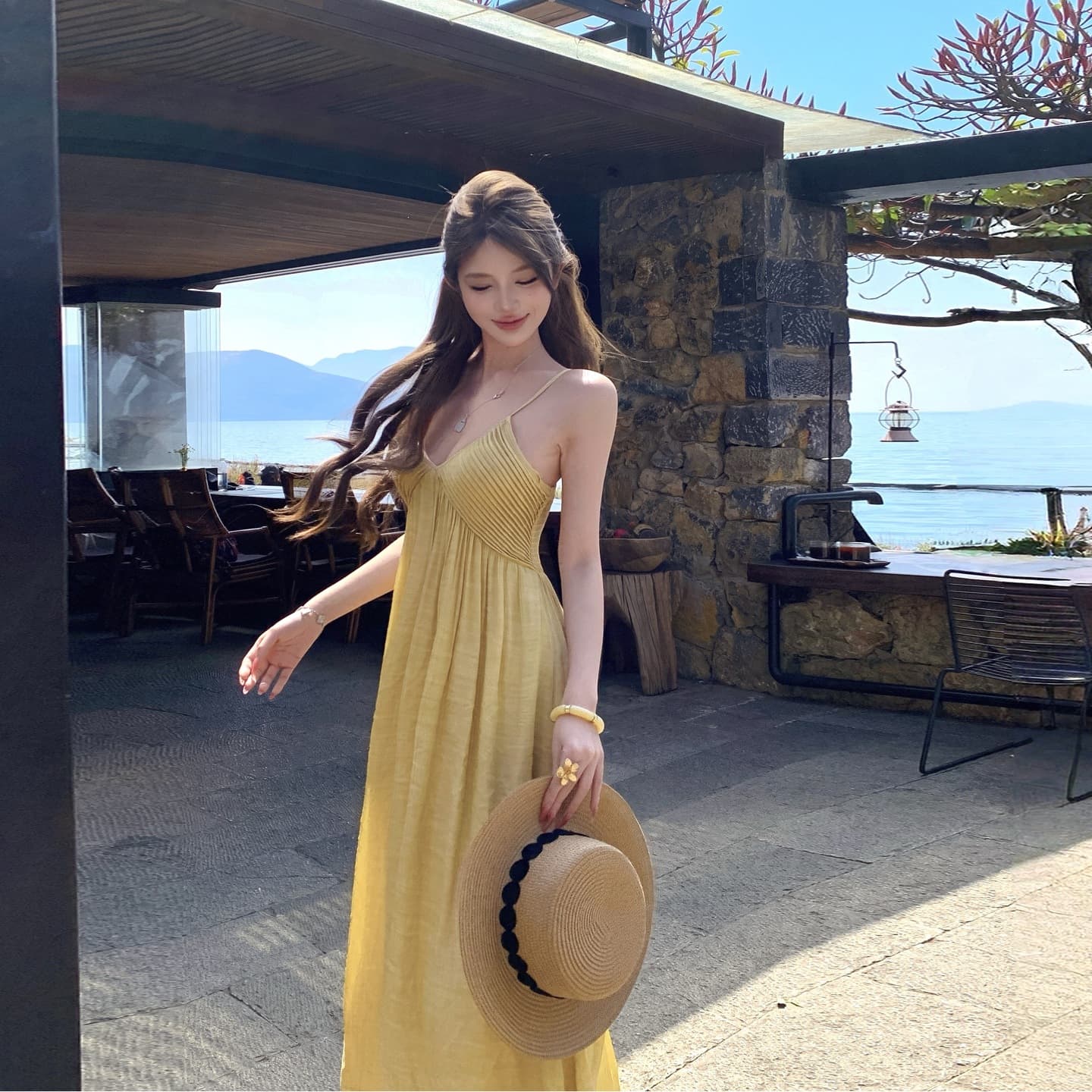 Superbe robe estivale jaune à bretelles col V mi-longue