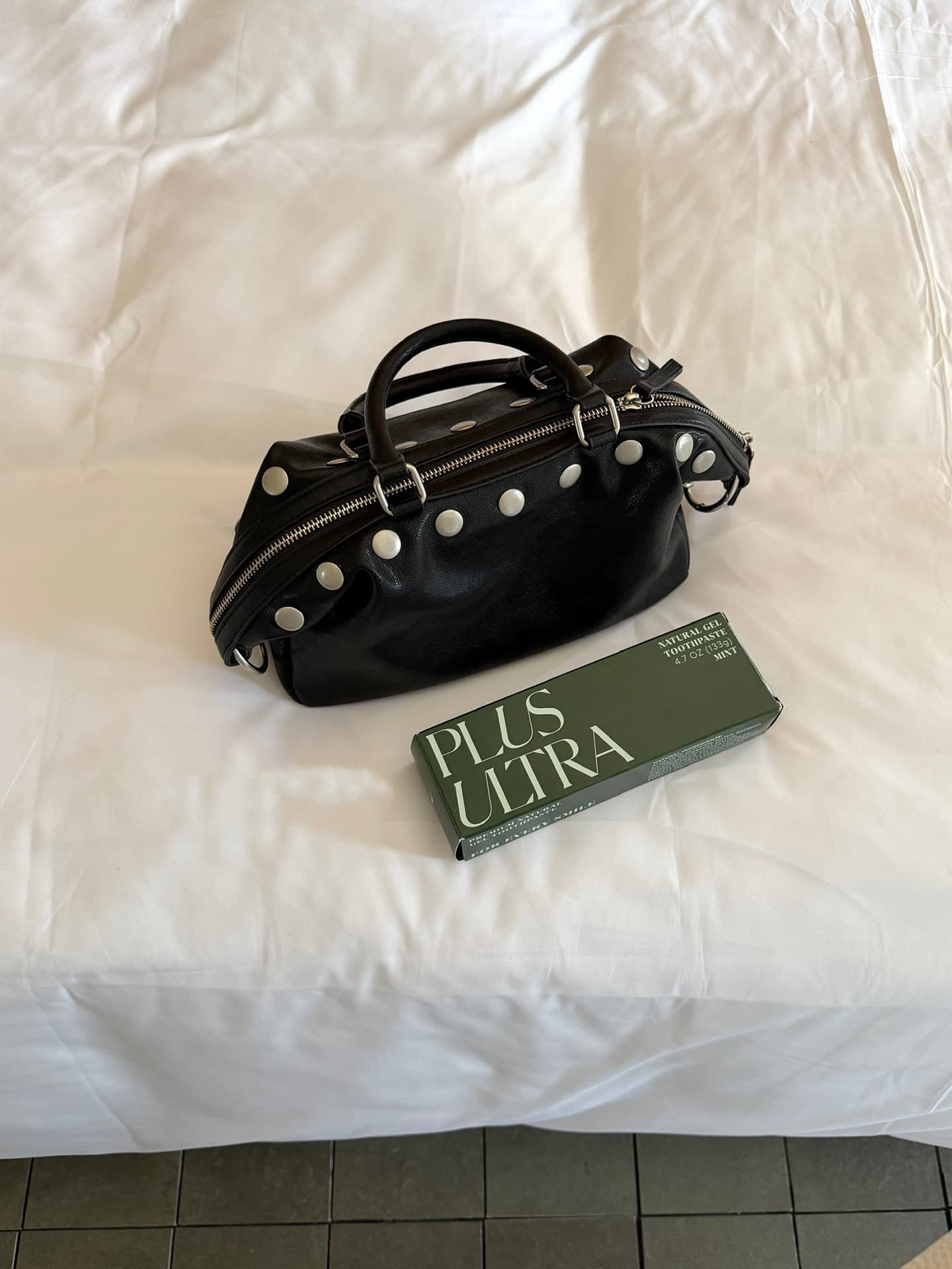Niche-design Black-studded Tote Bag Versatile For Commuting And All Occasions